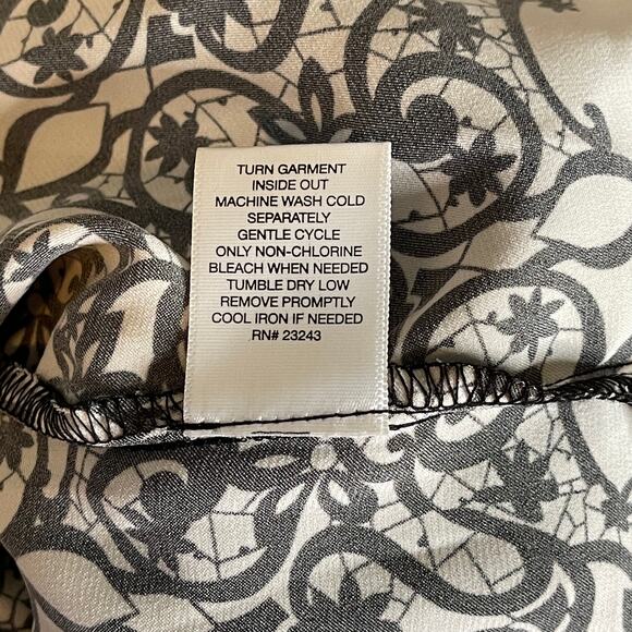 New York & Company Black White Blouse Geometric Cap Sleeves Scoop Neck Small - Picture 6 of 9